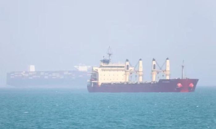 Tuyến này được lựa chọn thay cho hành lang phía bắc do Iran kiểm soát. Tehran nhiều lần cảnh báo các tàu hàng về hậu quả nếu sử dụng những tuyến mà nước này cho là bất hợp pháp.
