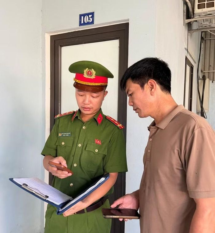 Cảnh sát khu vực, Công an xã Hạ Bằng hướng dẫn chủ cơ sở nhà trọ các đăng ký lưu trú, tạm trú trên ứng dụng VNeiD