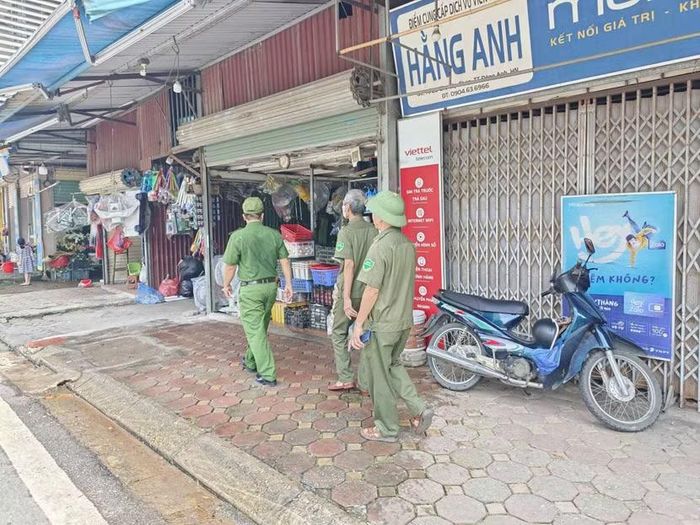 Tổ công tác luôn phối hợp tuyên truyền, nhắc nhở người dân chấp hành quy định về TTĐT, TTATGT