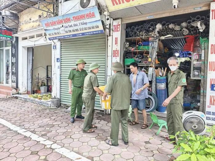 Tổ công tác Công an xã Phúc Thịnh tuyên truyền, nhắc nhở người dân không lấn chiếm vỉa hè, lòng, lề đường