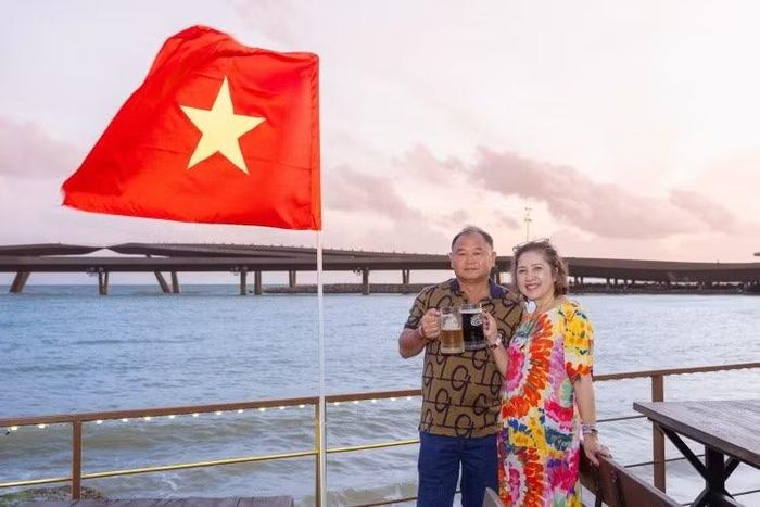 Du khách vừa uống bia tại Sun Bavaria GastroPub, vừa ngắm nhìn hoàng hôn buông lơi tại Cầu Hôn. Ảnh: TDC.
