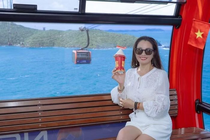 Hành trình trên cáp treo Hòn Thơm đưa du khách lướt qua biển trời quần đảo An Thới. Ảnh: TDC.