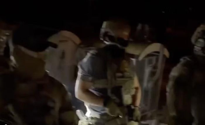 SBU nói nhóm này tìm cách cản trở hoạt động điều tra và chặn đường các nhân viên thực thi pháp luật. Cơ quan này xác định nhóm vũ trang là một đơn vị của Ukraine.