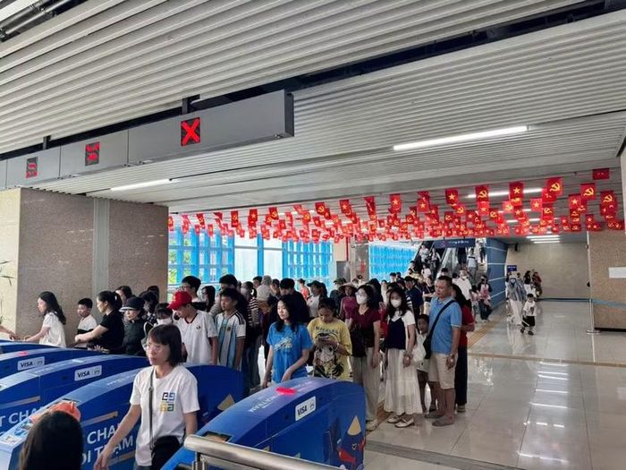Người dân Thủ đô đi tàu điện miễn phí dịp nghỉ Lễ Quốc khánh rất đông đúc