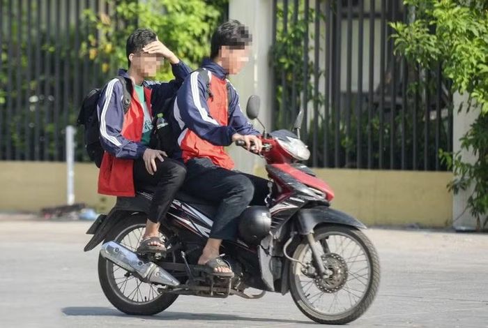 Liên quan đến vi phạm của học sinh, lực lượng chức năng cũng làm rõ vai trò của phụ huynh khi giao xe cho con cái