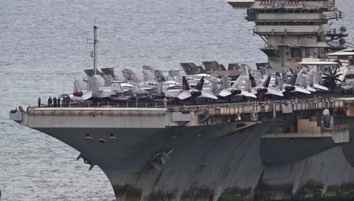 Theo bài viết, các mảnh vật liệu có thể bị hút vào động cơ tiêm kích F/A-18E/F và F-35C trong quá trình máy bay cất cánh, tiềm ẩn nguy cơ gây hư hại.