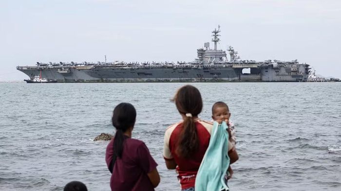 Trong phần lớn thời gian triển khai, tàu hoạt động trên biển. USS Abraham Lincoln chỉ có 2 lần cập cảng ngắn tại Guam vào tháng 12/2025 và Oman hồi tháng 7.