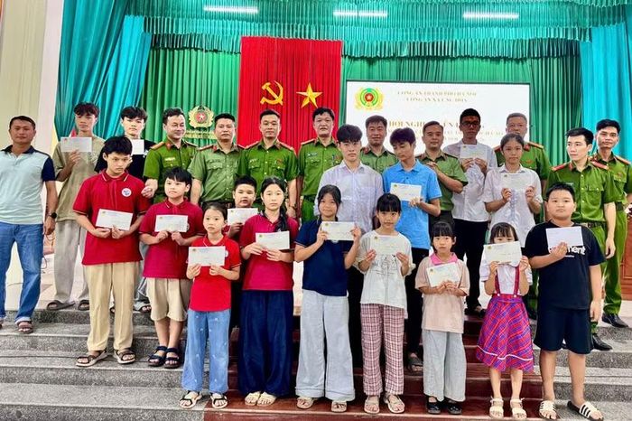 Ban chỉ huy Công an xã Ứng Hòa trao phần thưởng và chụp ảnh lưu niệm cùng các cháu học sinh đạt thành tích xuất sắc.