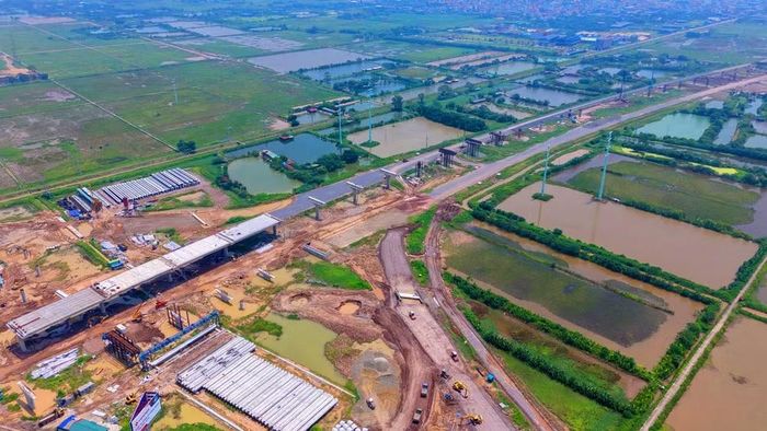 Từ trên cao có thể thấy quy mô lớn của hệ thống đường và cầu đang được triển khai