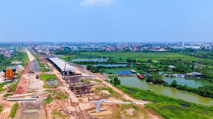 Công trường nút giao đầu tiên trên tuyến Vành đai 4 được triển khai xây dựng đang có sự thay đổi rõ rệt từng ngày
