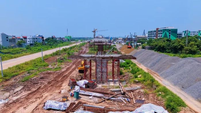 Một đoạn đang được lao dầm trên tuyến Vành đai 4