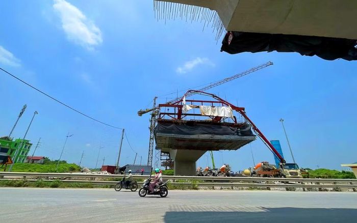 Cầu vượt tại khu vực nút giao quốc lộ 1A cũ đang được triển khai các công đoạn cuối trước khi hợp long