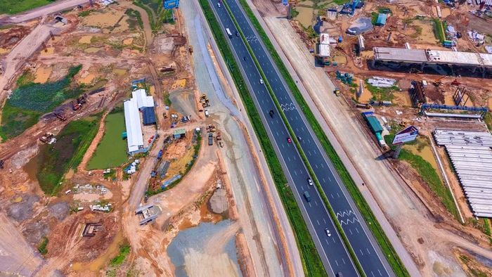 Nút giao được thiết kế khác mức, giúp các dòng phương tiện trên tuyến chính có thể lưu thông xuyên qua khu vực giao cắt