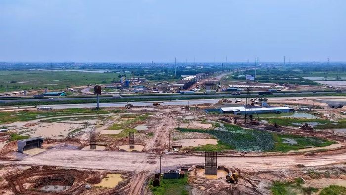 Những trụ cầu bê tông vươn cao, tạo tiền đề cho hệ thống cầu vượt trực thông của nút giao
