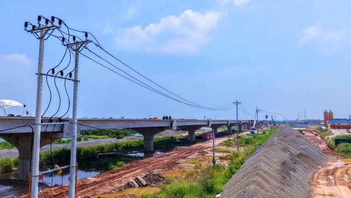 Các phiến dầm đầu tiên được lao lên hệ thống trụ cầu, đánh dấu bước chuyển mới của công trường