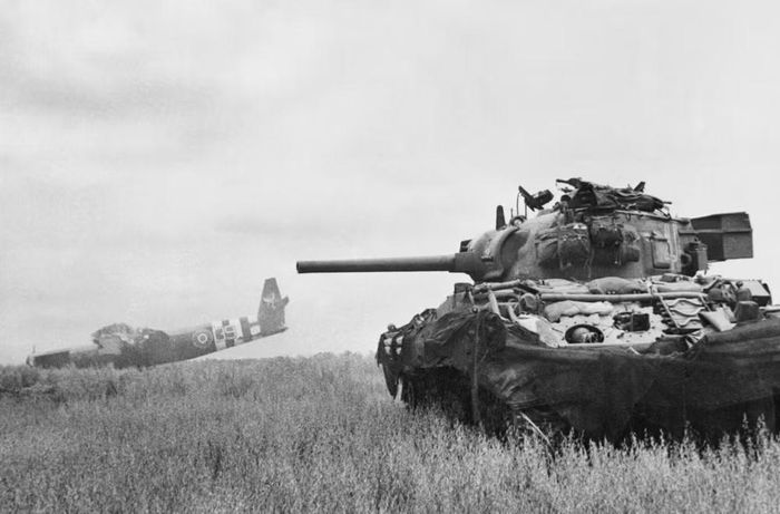 Những chiếc M4A3E8 Sherman và đặc biệt là M26 Pershing bắt đầu xuất hiện. Đây là thời điểm cán cân thiết giáp thay đổi.