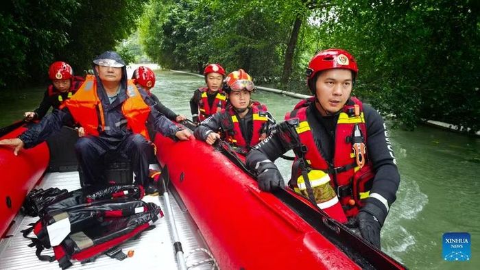 Lực lượng cứu hộ tìm kiếm những người bị mắc kẹt trong nước lũ ở thành phố Trương Châu, tỉnh Phúc Kiến