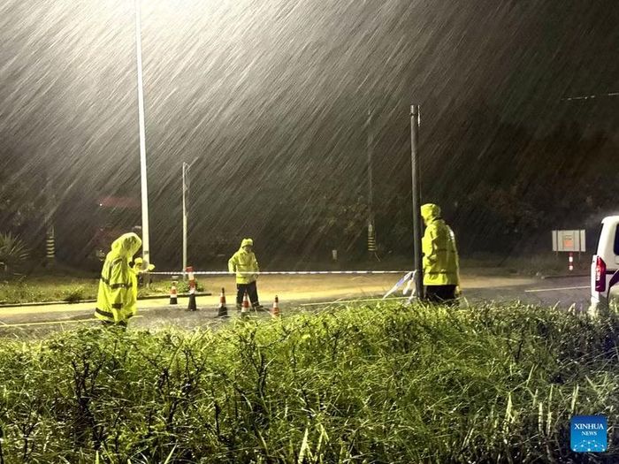 Cảnh sát thiết lập các rào chắn và biển báo để điều tiết giao thông trên một tuyến đường ở thành phố Trương Châu, tỉnh Phúc Kiến, ngày 3-9-2026