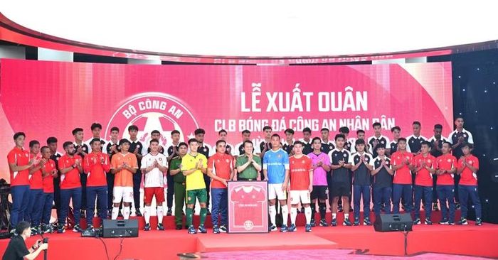 Đại diện CLB Bóng đá CAND trao tặng chiếc áo đấu chính thức của mùa giải 2026–2027 tới đồng chí Bộ trưởng