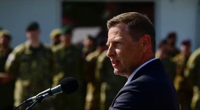 Bộ trưởng Estonia khẳng định ông rời chức vụ với "niềm tin vững chắc" rằng chính phủ đã đưa ra những quyết định đúng đắn nhằm củng cố năng lực quốc phòng. Ông cũng cho rằng Estonia hiện được bảo vệ tốt hơn trước và kêu gọi tiếp tục duy trì sự hỗ trợ dành cho Ukraine.