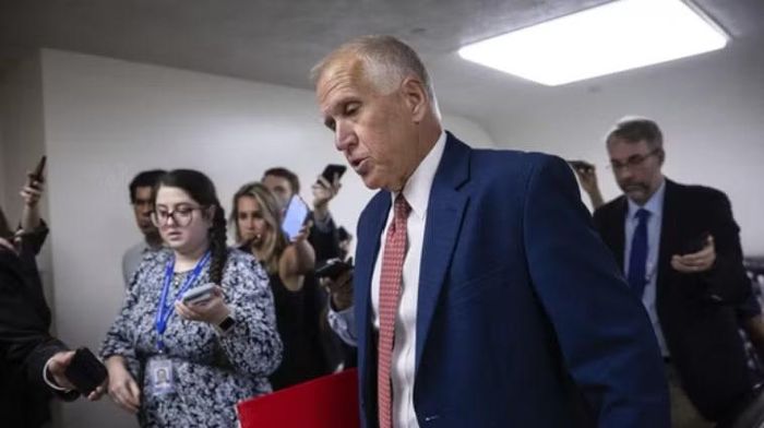 Sau khi nhậm chức, ông Hegseth thúc đẩy việc loại bỏ những chính sách mà chính quyền Trump gọi là "woke" trong quân đội. Nhiều lãnh đạo quân sự cấp cao bị sa thải, trong khi một số đợt thăng chức bị đình lại để xem xét.