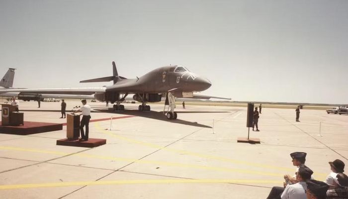 Điều này phản ánh 2 hướng phát triển khác nhau. Tu-160 tiếp tục được duy trì như một thành phần của lực lượng răn đe chiến lược Nga và tập trung mạnh vào khả năng phóng tên lửa tầm xa. B-1B sau Chiến tranh Lạnh chuyển trọng tâm sang tấn công thông thường và trở thành máy bay đa nhiệm tầm xa của Mỹ.