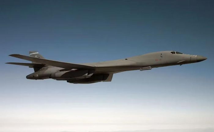 Trong khi đó, máy bay ném bom B-1B Lancer của Mỹ có khối lượng cất cánh tối đa 216,6 tấn, tốc độ tối đa Mach 1,2 và tải trọng vũ khí 34 tấn.