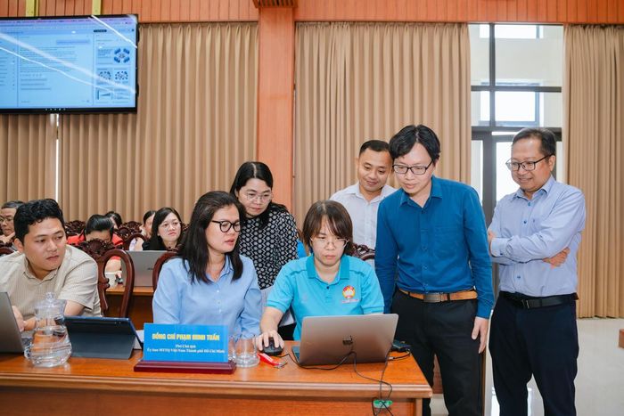 Hướng dẫn kỹ năng chuyển đổi số và ứng dụng AI trong giải quyết công việc cho cán bộ, nhân viên tại Mặt trận TPHCM. Ảnh: TN.