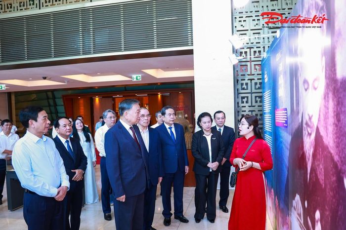 Tổng Bí thư, Chủ tịch nước Tô Lâm và các đại biểu tham quan Triển lãm “Những tấm gương bình dị mà cao quý”. Ảnh: Quang Vinh