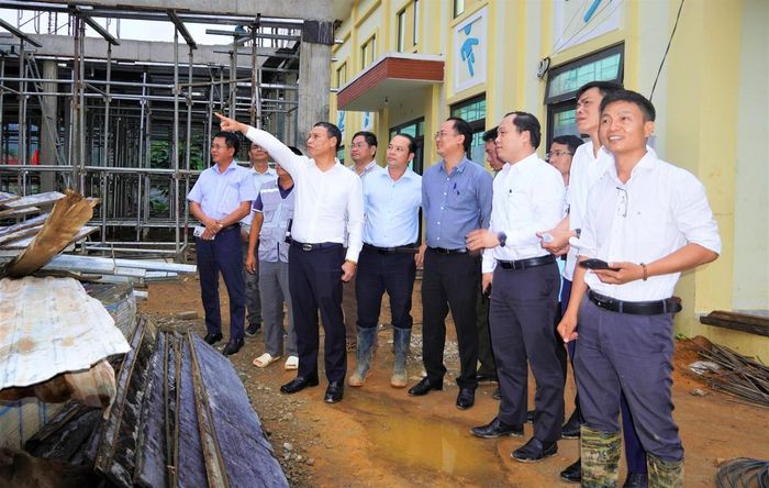 Ông Hồ Kỳ Minh - Phó Chủ tịch Thường trực UBND TP Đà Nẵng kiểm tra dự án Trường PTNT TT-THCS A Vương.