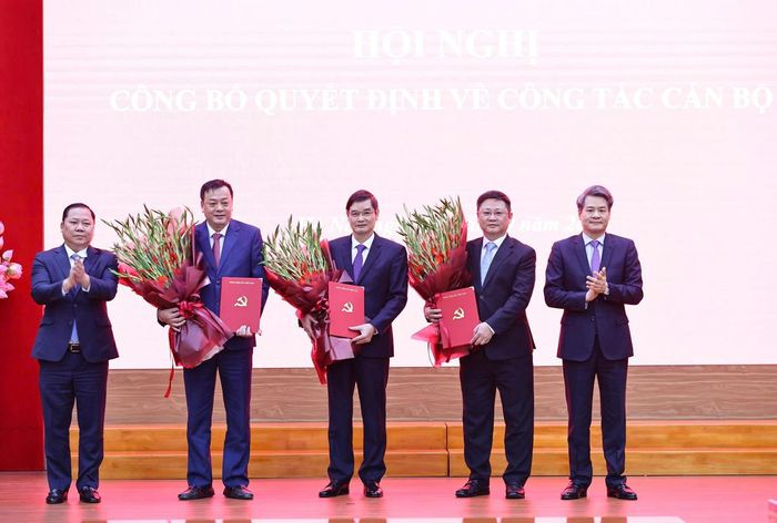 Phó Bí thư Thường trực Đảng ủy MTTQ, các đoàn thể Trung ương, Phó Chủ tịch Ủy ban Trung ương MTTQ Việt Nam Nguyễn Phi Long và Phó Bí thư Đảng ủy MTTQ, các đoàn thể Trung ương Nguyễn Quang Đức trao Quyết định và tặng hoa chúc mừng các cán bộ. Ảnh: Minh Đức.