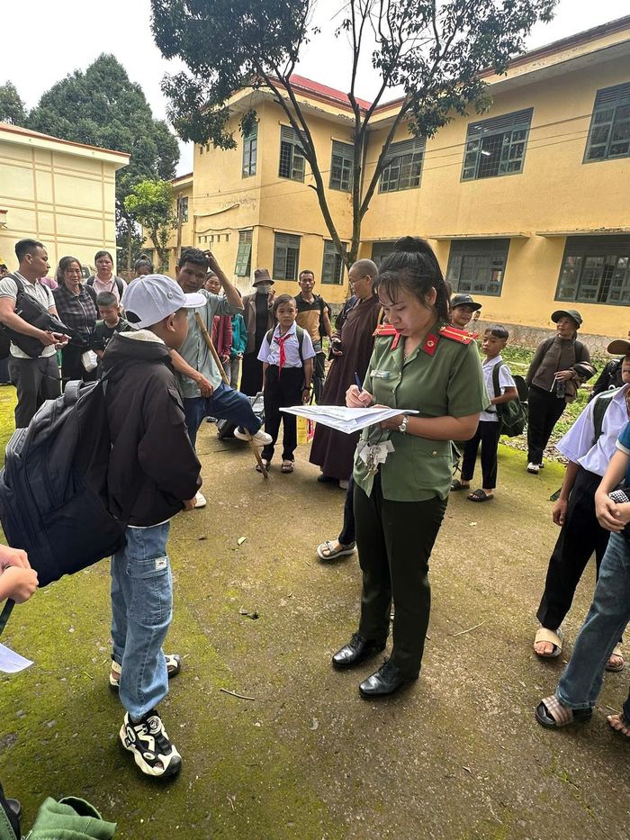 Cán bộ, giáo viên nhà trường Văn hóa CAND II, làm thủ tục nhập học, sắp xếp nơi ăn nghỉ cho các em. Ảnh: SĐ.