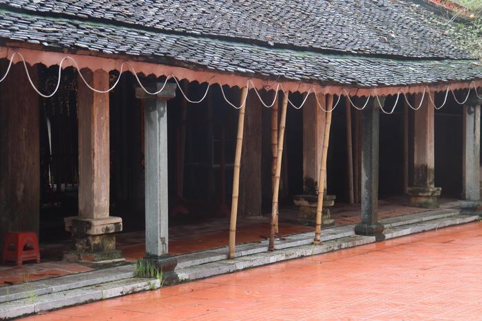 Mái ngói đình Bái Sơn có dấu hiệu bị sụt. Ảnh: Đình Minh