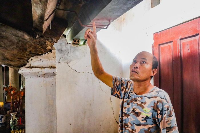 Tường nứt, cột kèo bị mối mọt..., đó là thực trạng đang diễn ra tại đình Động Bồng. Ảnh: Đình Minh