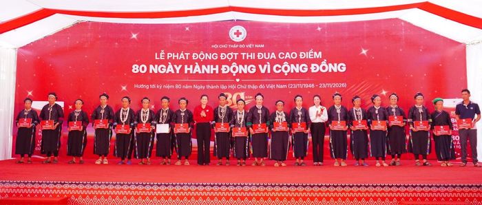 Lãnh đạo Trung ương Hội Chữ thập đỏ Việt Nam và lãnh đạo tỉnh Tuyên Quang trao hỗ trợ sinh kế cho 80 hộ gia đình có hoàn cảnh khó khăn. Ảnh: Hội Chữ thập đỏ Việt Nam.