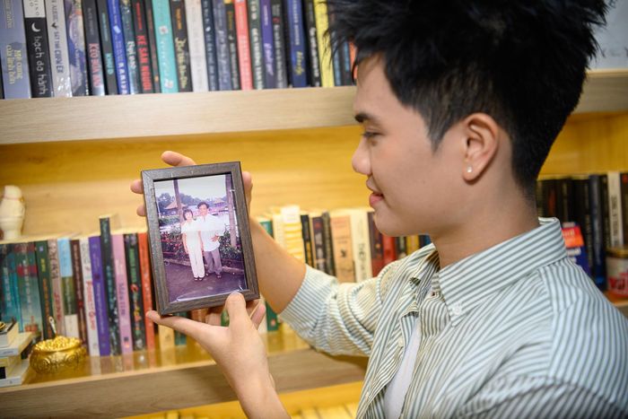 Dương Minh Tân dành riêng một góc ấm cúng trên giá sách để đặt ảnh của cha mẹ. Nhà sáng tạo nội dung 9X cho biết bản thân thuộc cung Cự Giải, sống tình cảm và là con một nên các tác phẩm về đề tài gia đình luôn chạm đến anh mạnh mẽ nhất. Làng quê Thừa Thiên - Huế trong Tuổi thơ dữ dội chính là quê ngoại và hình ảnh người mẹ tần tảo bán bún bò của Mừng cũng trùng khớp với mẹ anh ngoài đời.