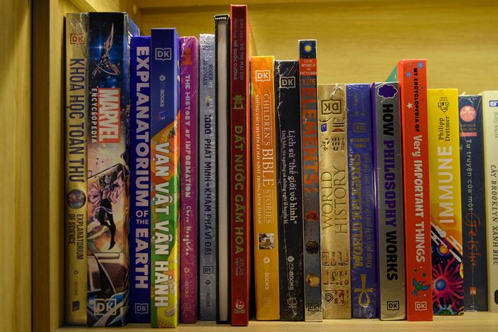 Trên chiếc kệ gỗ còn có những cuốn sách và ấn phẩm liên quan đến vũ trụ điện ảnh Marvel được xếp gọn gàng. Tân thừa nhận mình mua sách đôi khi vì quá say mê dù bản thân bận rộn đến mức nhiều cuốn vẫn chưa kịp bóc seal. Anh dành khoảng 1 tiếng vào mỗi buổi tối để đọc sách.