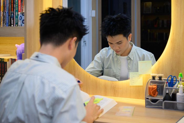 Với những cuốn sách khó nhằn như Phía Tây không có gì lạ hay sách có hàm lượng kiến thức cao như Lược sử loài người, Minh Tân thường dùng một cuốn sổ riêng để ghi chú Việc cặm cụi ghi nhớ từng kiến thức vừa tiếp thu giúp anh không bị quên nội dung vừa đọc. Nhiều khi, "Anh Mặt Vuông" còn tổ chức những buổi thuyết trình nhỏ về nội dung sách với bạn bè, đó là cách giúp anh nhớ lâu hơn.