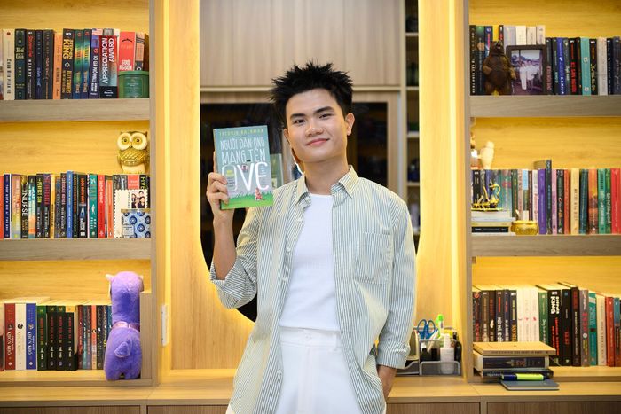 Dương Minh Tân (sinh năm 1999) là chủ nhân của kênh TikTok Anh Mặt Vuông với hơn 1,2 triệu lượt theo dõi. Trước khi trở thành nhà sáng tạo nội dung toàn thời gian, anh từng là nhân viên bán ôtô và cộng tác viên sản xuất nội dung cho các diễn đàn.