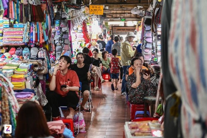  Mô hình chợ truyền thống, phố chuyên doanh tạo nên một nét văn hóa buôn bán đặc trưng của đô thị Việt Nam hiện đại. Ảnh: Châu Dương. 
