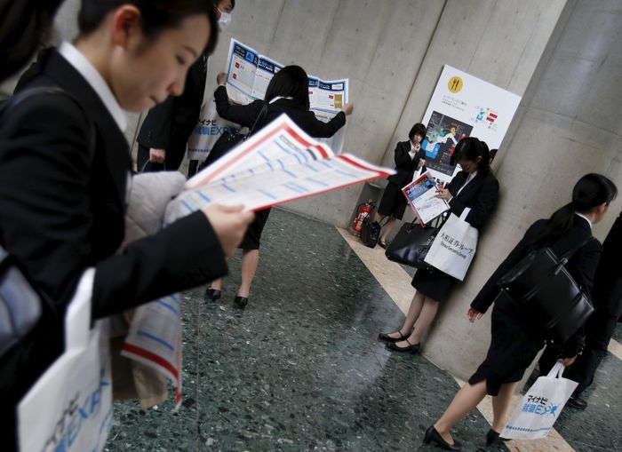  Một hội chợ việc làm ở Tokyo. Ảnh: Reuters. 