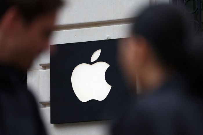 John Ternus chính thức tiếp quản vị trí CEO Apple từ ngày 1/9, cùng gói đãi ngộ trị giá khoảng 58 triệu USD trong năm tài chính 2027, theo Bloomberg. Tuy nhiên, đây vẫn chưa phải mức cao nhất trong giới công nghệ, bởi thu nhập của nhiều CEO chủ yếu đến từ cổ phiếu và các khoản thưởng theo kết quả kinh doanh. Ảnh minh họa: Abdul Saboor/Reuters.