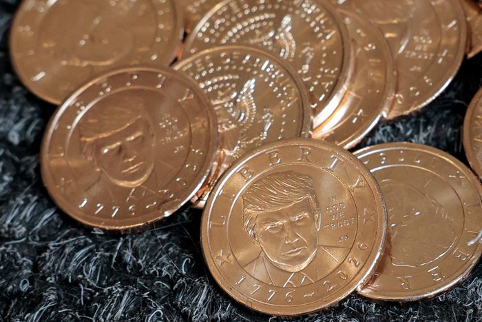  Chân dung Tổng thống Donald Trump trên đồng xu 1 USD trong hình minh họa chụp ngày 2 tháng 9 năm 2026. Ảnh: Reuters. 