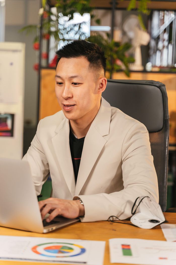 Dồn trọng lượng cánh tay lên bàn để giảm cứng vai. Ảnh minh họa: Antoni Shkraba production/Pexels.