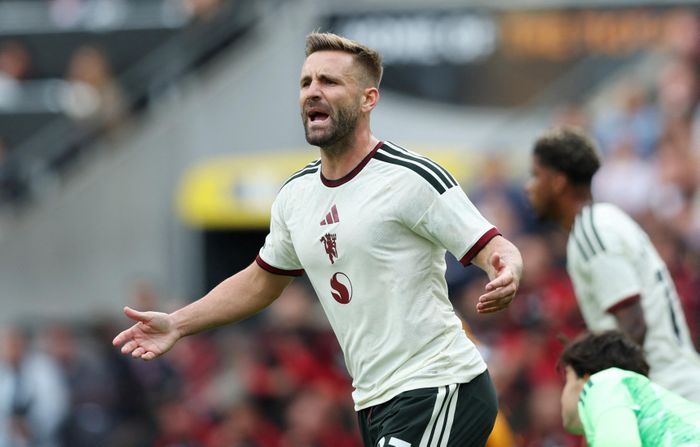 Vị trí hậu vệ trái của Luke Shaw bị xem là điểm yếu của MU. Ảnh: Reuters.