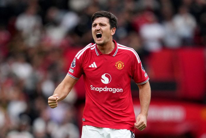 Harry Maguire bước vào mùa giải với áp lực phải chứng minh anh vẫn phù hợp với kế hoạch dài hạn của MU.