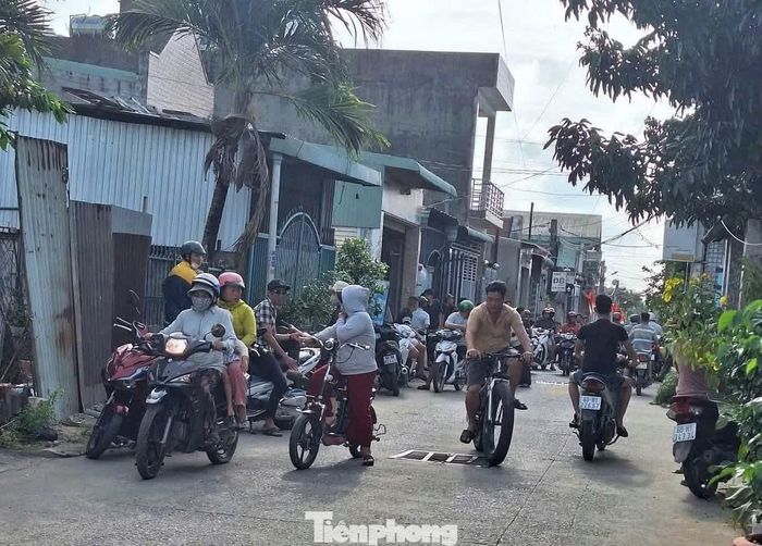  Nhiều người dân tập trung theo dõi lực lượng chức năng xử lý hiện trường vụ án mạng. Ảnh: Nguyễn Tiến. 