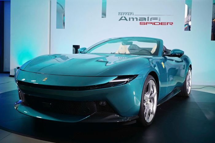  Tại Malaysia, một chiếc Ferrari Amalfi Spider có giá khởi điểm khoảng 3 triệu RM, tương đương khoảng 742.000 USD. Mẫu xe này thường được đặt cùng bàn cân với Aston Martin Vantage Roadster, Mercedes-AMG SL 63 hay Maserati MC20 Cielo. 