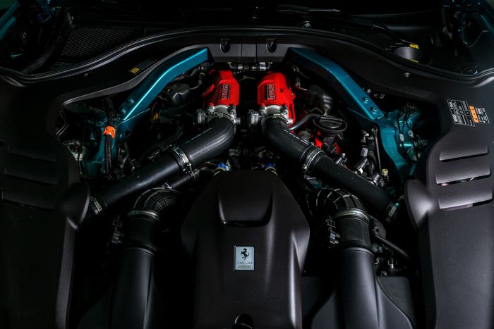  Ferrari Amalfi Spider được trang bị động cơ V8 tăng áp kép dung tích 3.855 cc thuộc dòng F154. Khối động cơ này sản sinh công suất tối đa 640 mã lực tại 7.500 vòng/phút. Vòng tua tối đa được nâng lên 7.600 vòng/phút. Sức mạnh được truyền đến bánh xe thông qua hộp số ly hợp kép 8 cấp. 