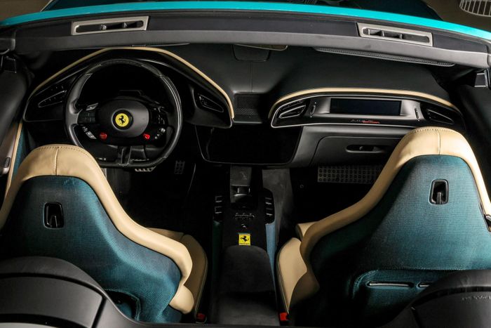  Không gian được thiết kế theo kiểu dual-cockpit quen thuộc, cấu hình 2+. Ở trung tâm là màn hình cảm ứng 10,25 inch. Khu vực ghế phụ có thêm một màn hình kích thước 8,8 inch. 